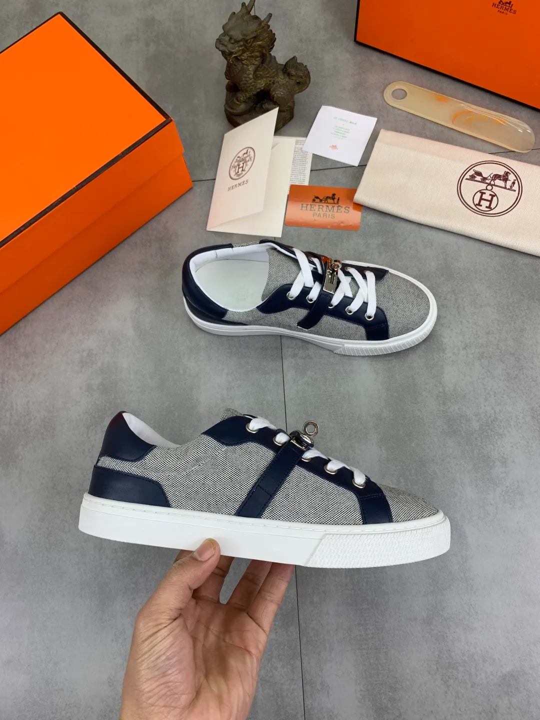 Men's men's shoes 💰P640 New Hermes top version Hermès classic couple style #𝐊𝐞𝐥𝐥𝐲 buckle casual white shoes skateboard shoes that will not conflict with shoes at all. Full of unknowns, Hermès rarely produces flat casual shoes and they are paired with classic palladium-plated Kelly shoe buckles! You'll fall in love with it at first sight. It's super versatile and can be worn with any skirt or pants. 🉑️Close your eyes and wear it. It's super noble. Fabric: Specific cowhide/canvas material. Lining: Sheepskin lining. Outsole: Original molded TPU outsole. Size: 35-45.